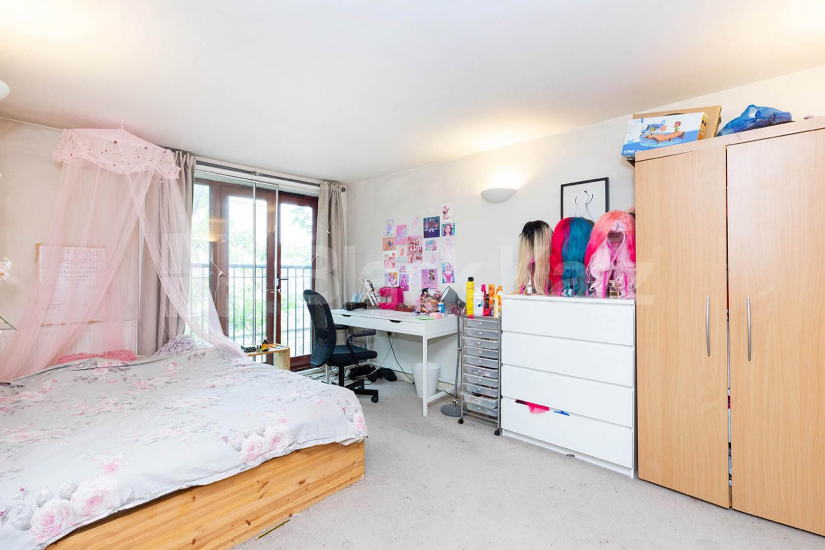 large 3 bedroom house split over 2 floors with 2 bathrooms Aran Mews, Barnsbury Grove